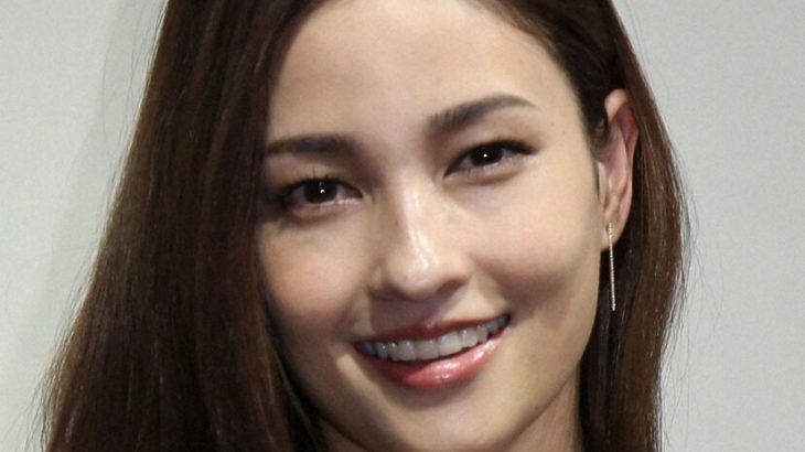 黒木メイサ、35歳も超ミニで美脚披露！2児の母には見えないスタイルに驚き
