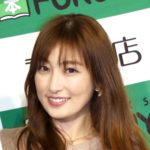 熊田曜子、関コレで脱ぐ専用のコートを脱ぎ捨てピンクのビキニ姿に！