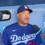 ドジャース・ロバーツ監督、韓国到着で卵投げつけられる事件に騒然。バカ者が投げた