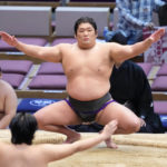 尊富士、右足負傷でも師匠強行出場へ　執念の取組に期待、１４日目の取組