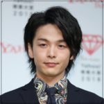 中村倫也、卒業式で泣くクラスメイトに戸惑いの表情