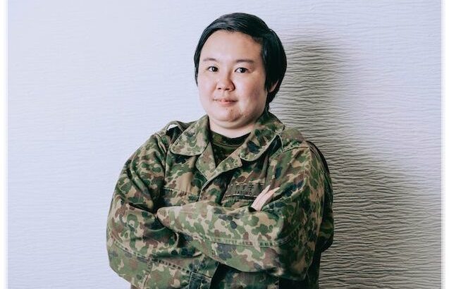 【芸能】やす子、『キャプテン翼』の南葛ユニフォームで正座　ファン「ドライブシュートの体得ですか」