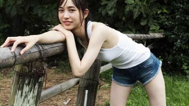 井桁弘恵が披露したミニスカ×ニーハイスタイルにファン大興奮！