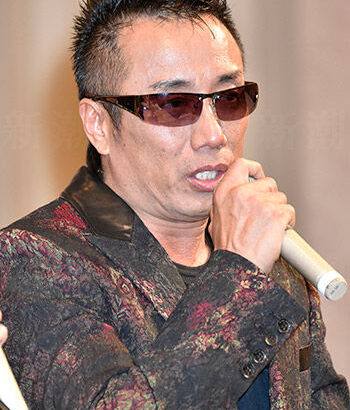 長渕剛、真っ赤なリンゴを投げつけた新写真にファン驚愕「スタイリッシュな一面を見せつける」