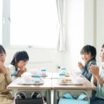 【脱プラ】給食からストローが消えた！牛乳パックをラッパ飲みする子どもたち 「行儀悪い」「むせてブフォ」「地球を守るため」と賛否