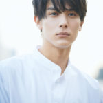 中川大志、散歩中に愛犬が無断で触られて困惑する姿を捉えられる