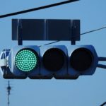 【社会】信号が青になっても動かないクルマに「プッ！」何か問題が？ 法的にはどうなのか 「私は待つ」