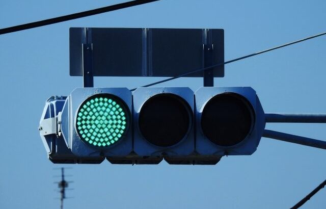 【社会】信号が青になっても動かないクルマに「プッ！」何か問題が？ 法的にはどうなのか 「私は待つ」