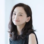 永作博美、ひざ上15センチのミニ丈ワンピース姿が話題！脚長効果が抜群