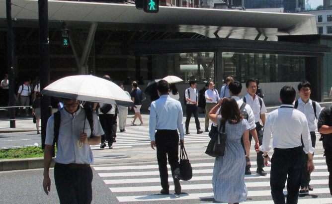 【☂】メンズ日傘「周りの目より実用性」　猛暑で“市民権”　売り上げ急増