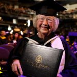 【社会】15人のひ孫がいる女性　90歳で準学士号取得し、再び大学生へ「学ぶのに遅すぎるということはない」（米）＜動画あり＞