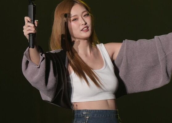 【芸能】ゆうちゃみ、ウエストを大胆に見せたタンクトップ姿で“応援ソング”を熱唱「歌うっま！」「声量あるね！」称賛の声