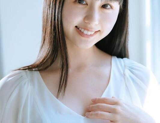 【芸能】生太もも付け根の生ヒップの割れ線くっきり…くりえみ、丈の短すぎるミニスカ姿に「美しい」と称賛