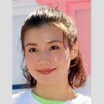 「仲里依紗、キャミドレスで魅せる美バスト」ファッションと美の魅力を探る