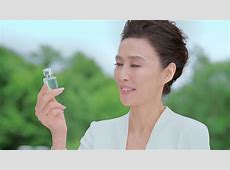 萬田久子のハット着用と手皿食事: マナーが波紋。ファッションだからいい？