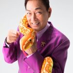 【芸能】ニシキヘビ×錦野旦、衝撃1枚にSNS騒然「変わった色のヘビですね」「パワフルなスター」