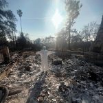 【モデル】水原希子、ロスの自宅が全焼　白い防護服姿で自宅焼跡に　がれきの山に呆然「言葉を失う」