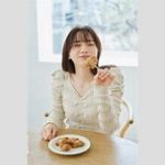 元テレ東アナ・森香澄、ミニスカJK姿でファンを魅了！その色気の秘密とは？