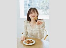 元テレ東アナ・森香澄、ミニスカJK姿でファンを魅了！その色気の秘密とは？