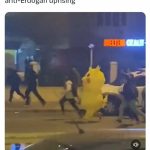 【社会】トルコでピカチュウが警官隊から逃げ惑う