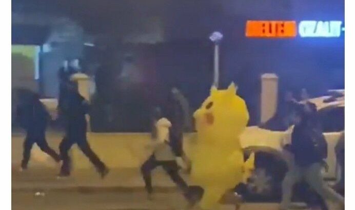 【社会】トルコでピカチュウが警官隊から逃げ惑う