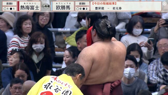 【芸能】「気になって仕方ない」大相撲大阪中継に“大物女性芸人”が降臨 存在感たっぷりな姿に熱視線「ええお席で観てる」
