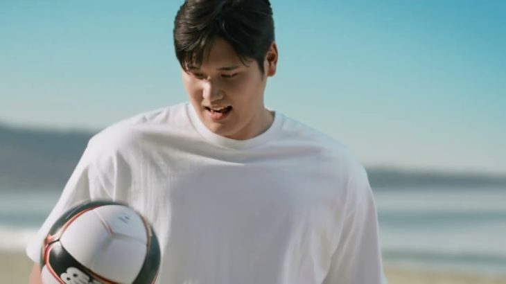 【CM】大谷翔平がサッカーに挑戦！　『お～いお茶』新テレビCMで“ぶっつけ本番”リフティングを披露