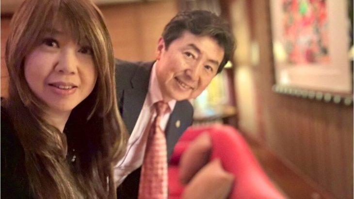 【芸能】元フジ・笠井信輔アナ　元テレ東アナの美人妻との結婚35周年報告　披露宴行ったホテルでの夫婦ディナーショット披露