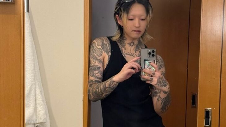 YOASOBI・Ayaseの最新ショットにファン仰天  びっしりタトゥー、「バチクソかっこいい」「めっちゃ痩せてる」