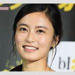 美脚際立つ小島瑠璃子の金髪ボブ×ワンピ姿　京都散策の魅力