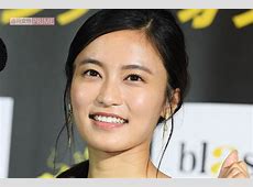 美脚際立つ小島瑠璃子の金髪ボブ×ワンピ姿　京都散策の魅力