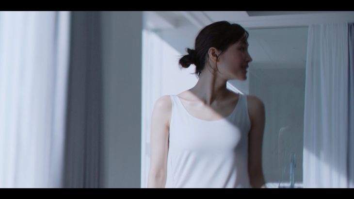 【芸能】綾瀬はるか、ユニクロ“上半身裸CM”で指摘される最近の“露出過多”…　ボディメイクで衰えぬ美貌も賛否