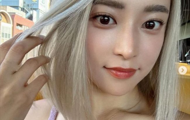 【芸能】小島瑠璃子　金髪の「根元を染め直してリフレッシュ」　夏らしいタンクトップ姿披露