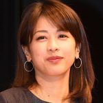 【芸能】元フジアナ加藤綾子、胸元透け感白トップス＆スリット入りパンツコーデ公開「大人のエレガント」