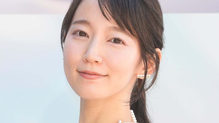 【芸能】吉岡里帆のサイン中の姿にSNSクギ付け 「なんてビジュだ」「サインボードに嫉妬しました」