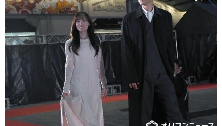 【芸能】福士蒼汰＆福原遥、大阪・なんば駅前サプライズ登場…大歓声　異例のレッドカーペット、関西弁さく裂