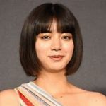 池田エライザの魅力を探る！マンUトップスと赤ミニスカの美しさ