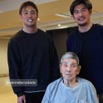 坂口憲二　83歳の父・征二さんの近況報告「ご覧の通り元気だと…」オカダ・カズチカとの再会ショットも