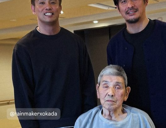 坂口憲二　83歳の父・征二さんの近況報告「ご覧の通り元気だと…」オカダ・カズチカとの再会ショットも