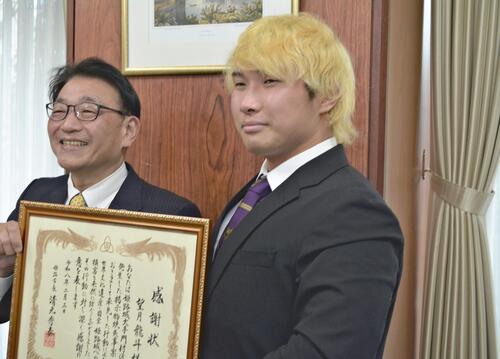 【社会】国宝・姫路城で火の手、プロレスラーが消し止めて現場から逃げ出す男を追う…市長から感謝状に「大したことはしていない」