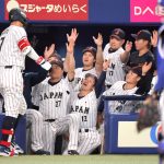 【野球】侍ジャパン壮行試合　大谷翔平は試合中に引き上げる…　笑顔でトーク＆拍手＆右手を突き上げベンチでも存在感